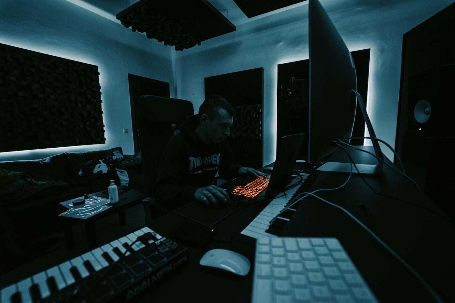 Producent muzyki w studiu — AI w produkcji hardstyle