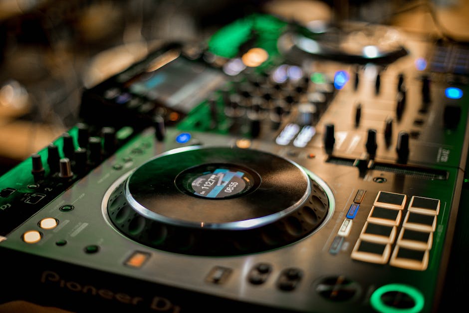 DJ przy konsolecie mikserskiej podczas występu