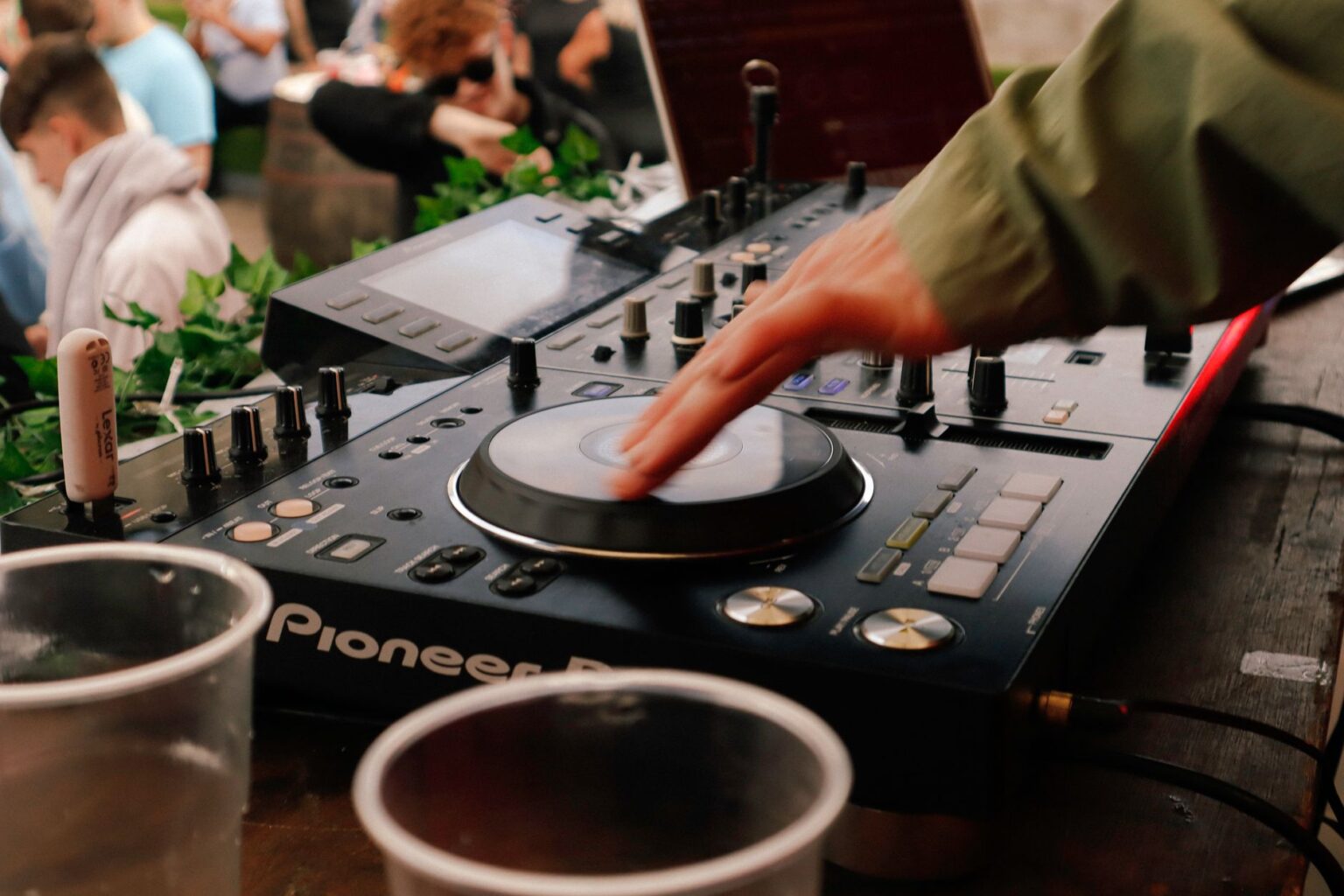 Jakie są rodzaje muzyki EDM w świecie hardstyle i hardcore DJ miksuje muzykę EDM na profesjonalnym sprzęcie Pioneer DJ w klubie