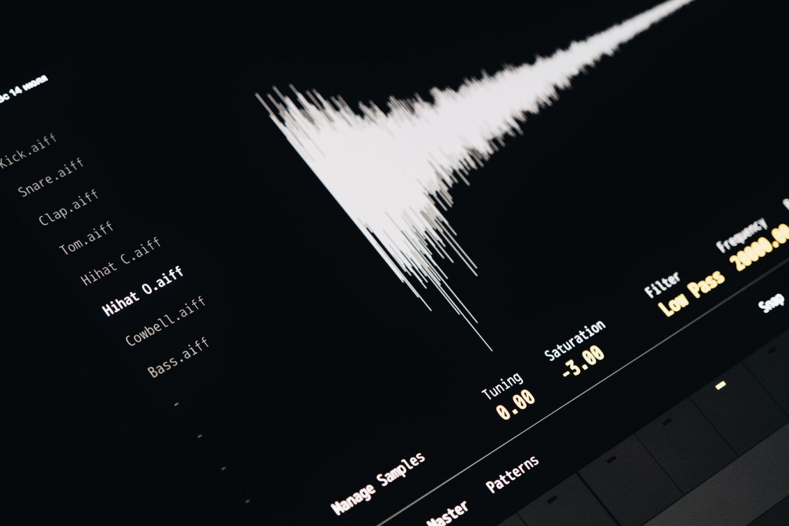 Resampling screechu rawstyle: workflow i warstwowanie Interfejs programu muzycznego z widoczną falą dźwiękową i listą próbek audio po lewej stronie